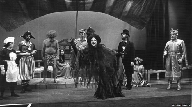Cast of Madoc Pantomime 1976~.jpg (59 KB)